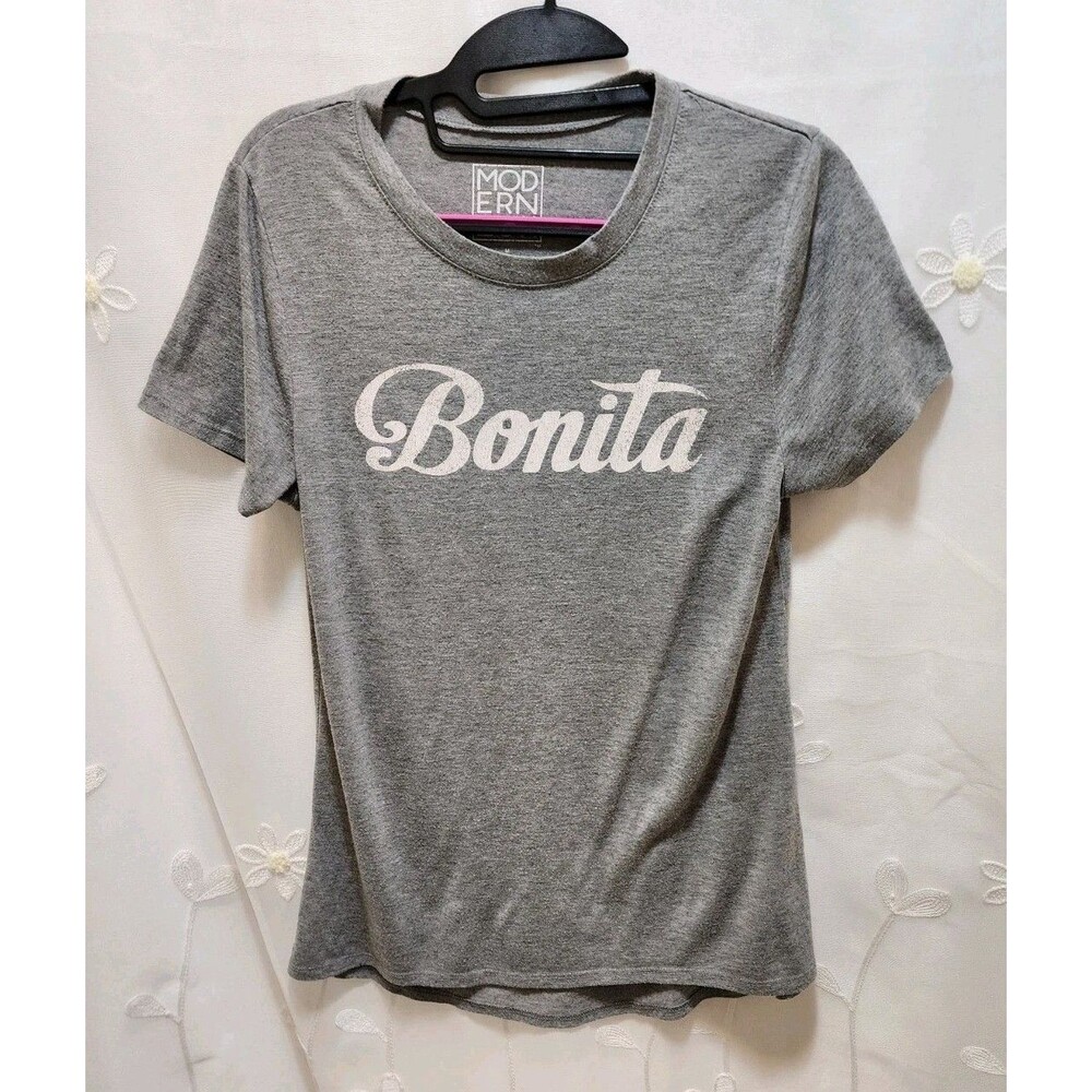MODERNLUX MEDIUM WOMENS GRAY SHIRT BONITA GRAPHIC CUTE CHARMING CASUAL PRETTY